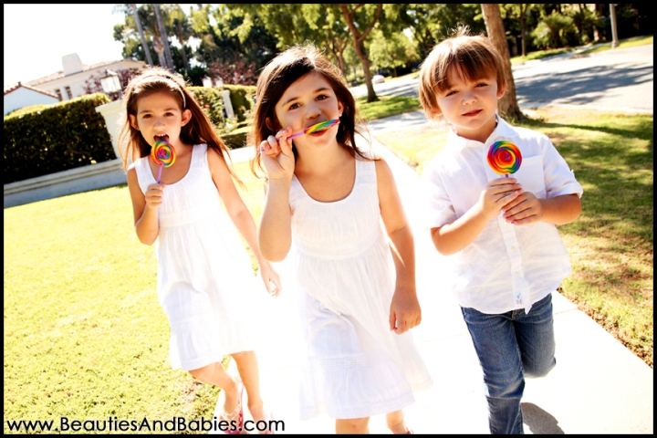 kids eating lollipops professional pictures Los Angeles photographer